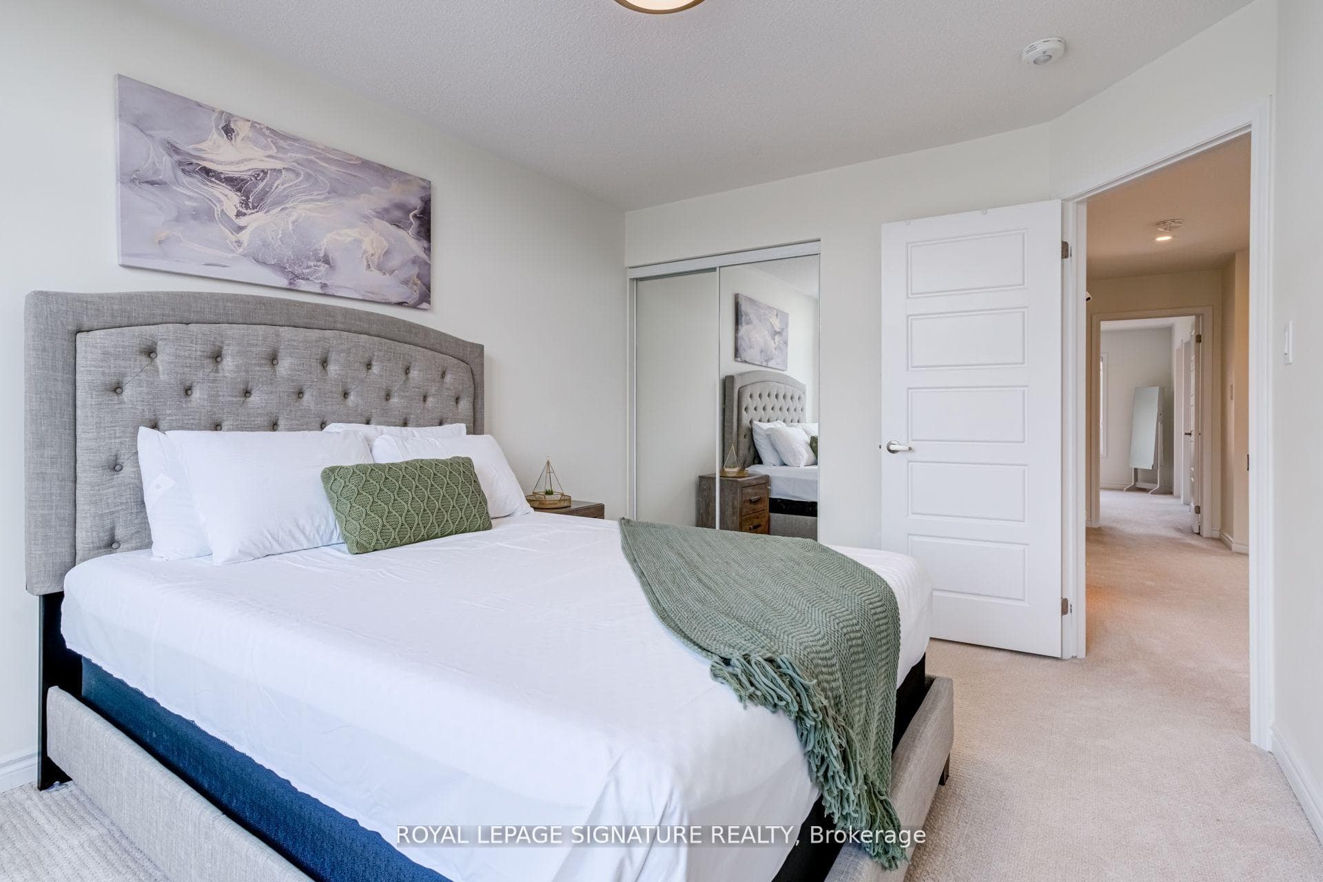 1425 Sycamore Gardens photo 30