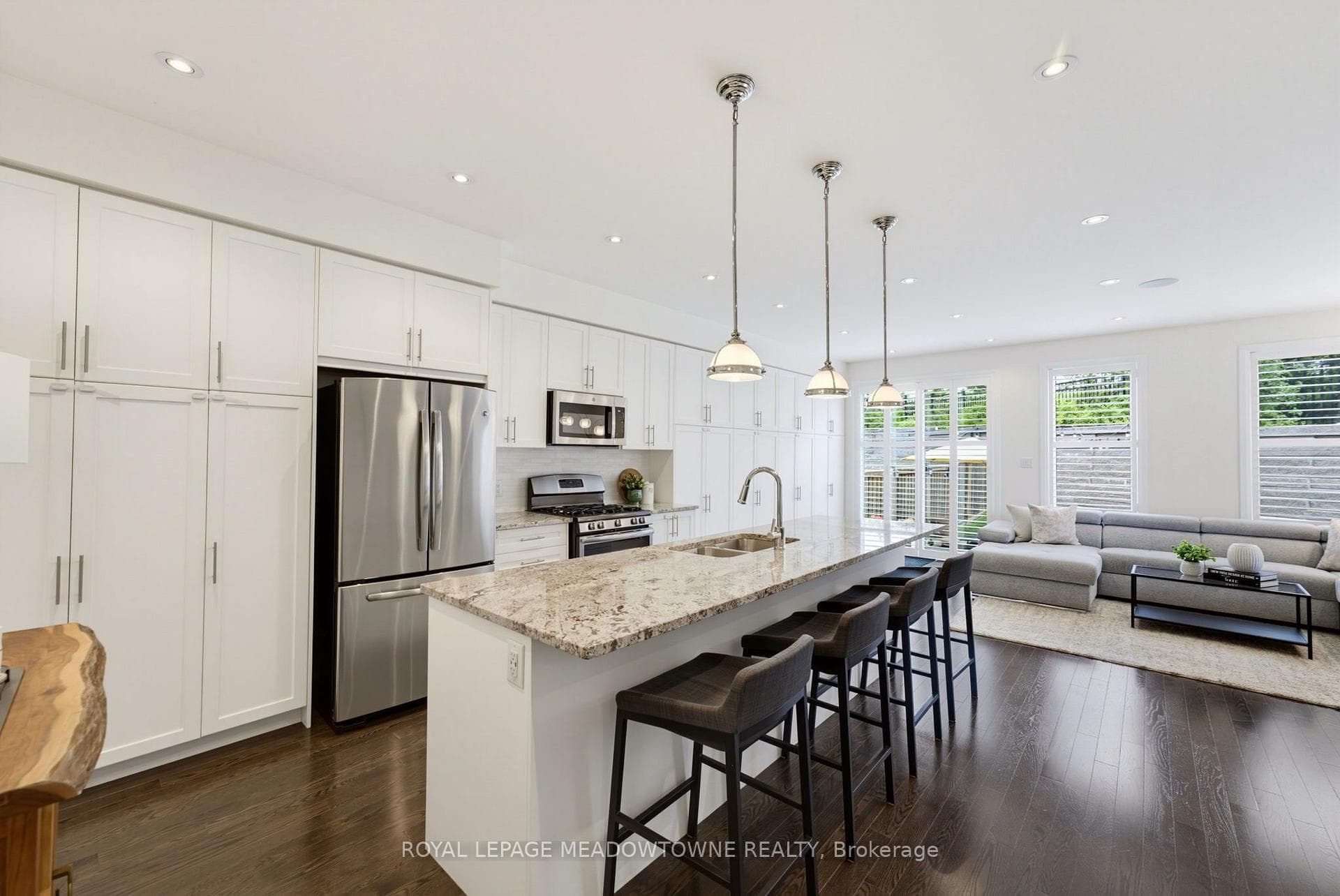 779 Banks Crescent photo 6
