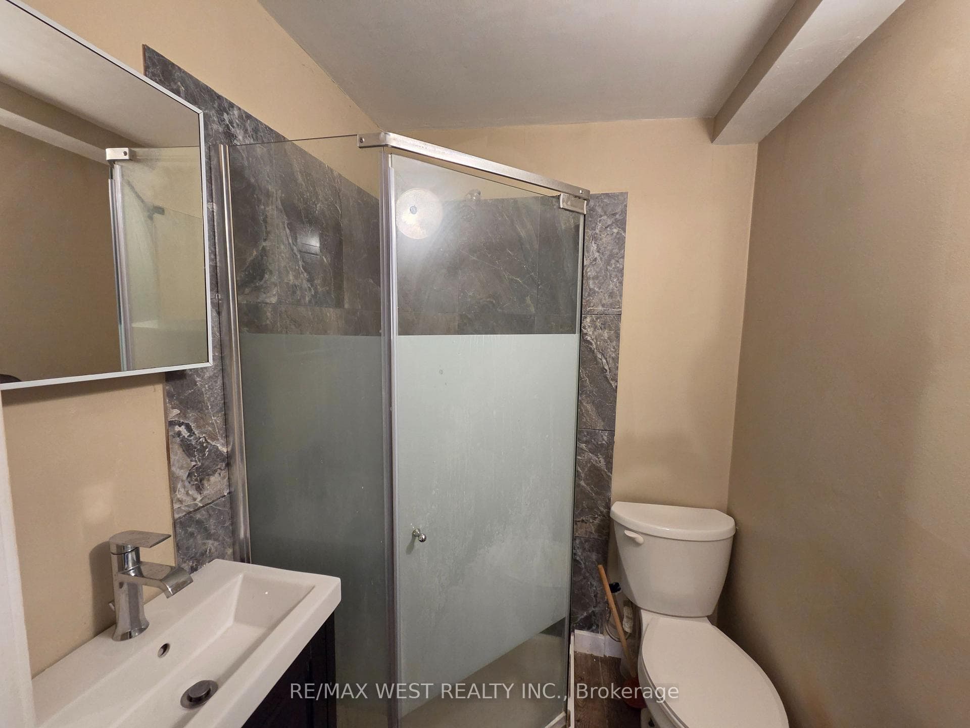 44 Beechwood Avenue Unit Main photo 5