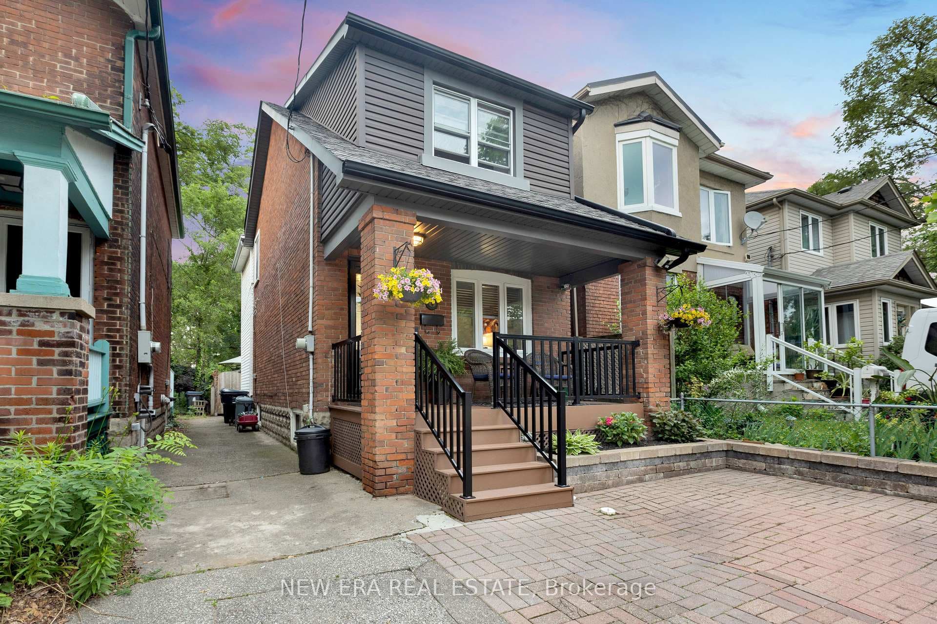 8 Page Avenue photo 1
