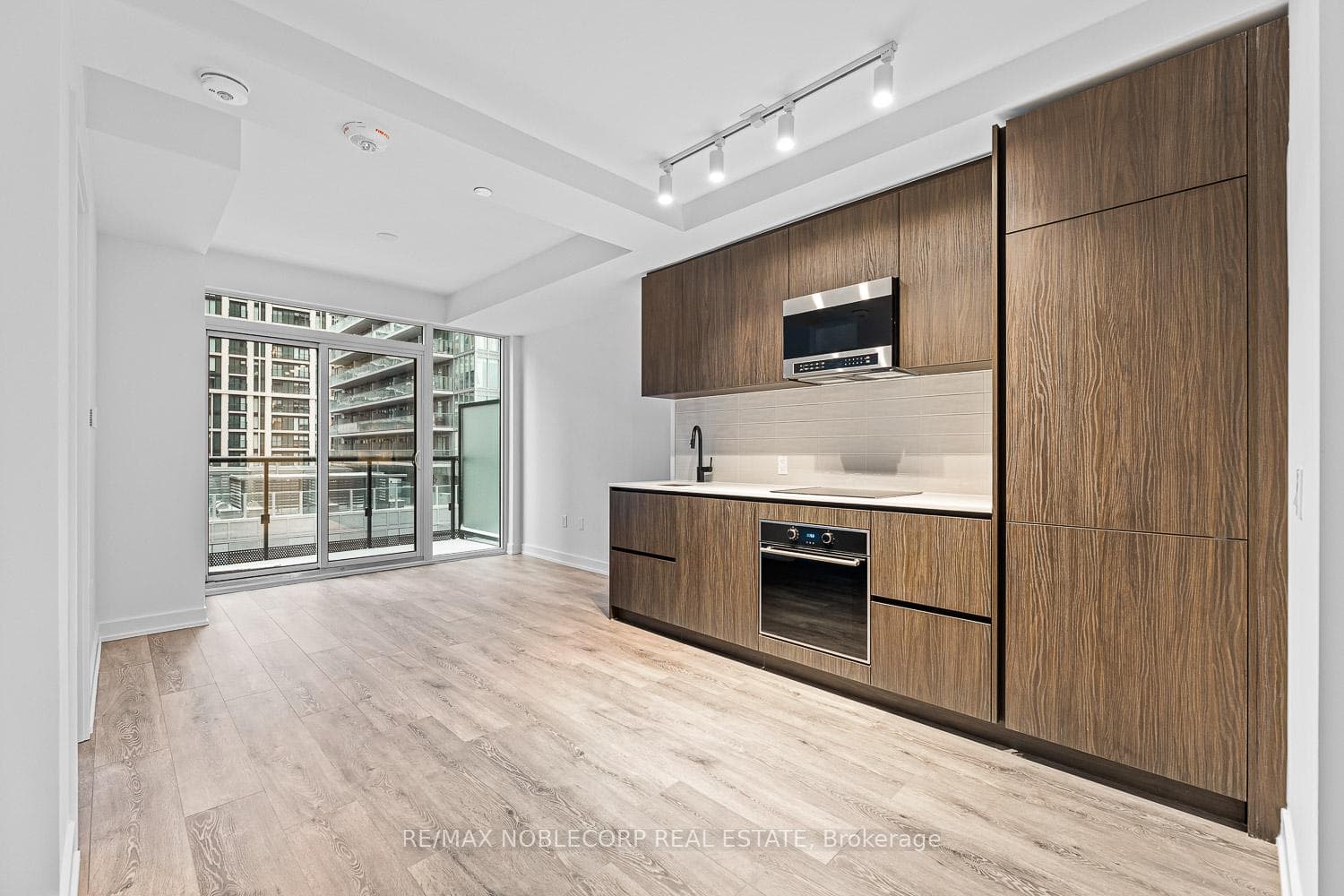 117 Broadway Avenue Unit 817 photo 6