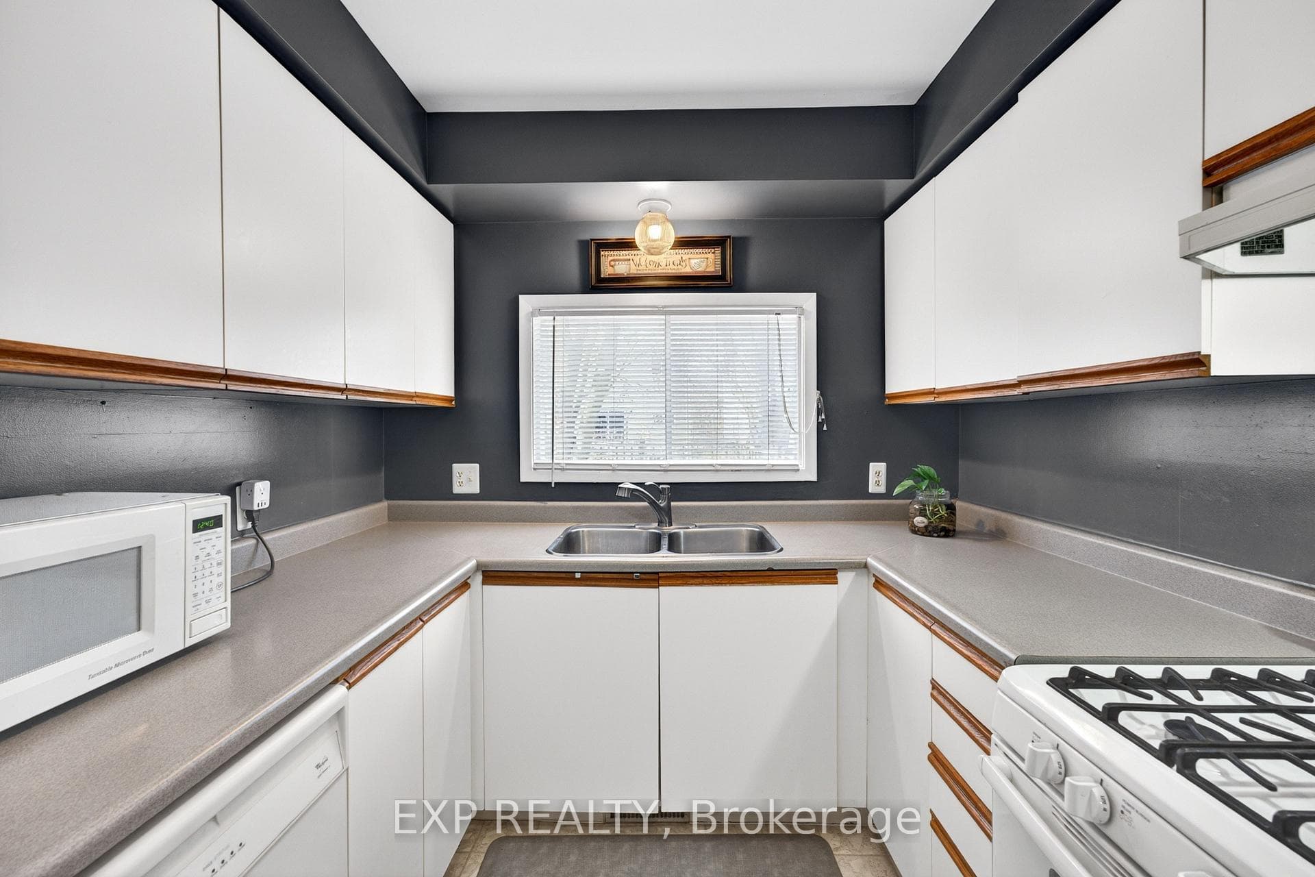 767 Littlestone Crescent photo 9
