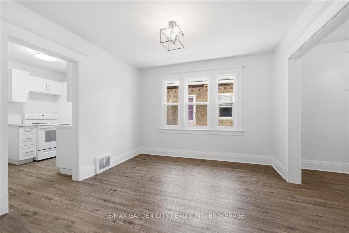 106 Carlton Street photo 7