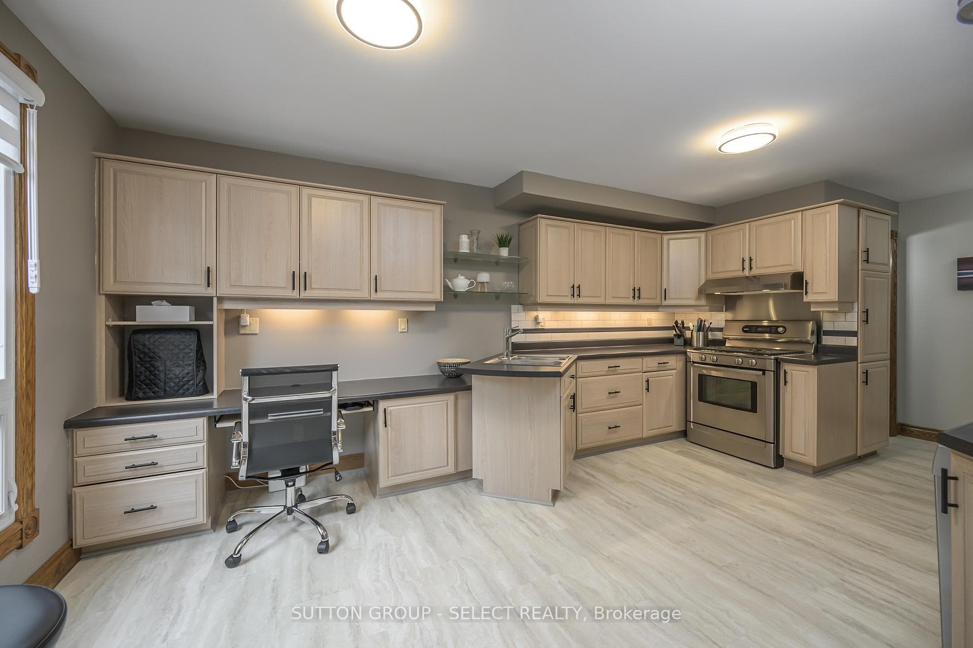 281 Everglade Crescent photo 9