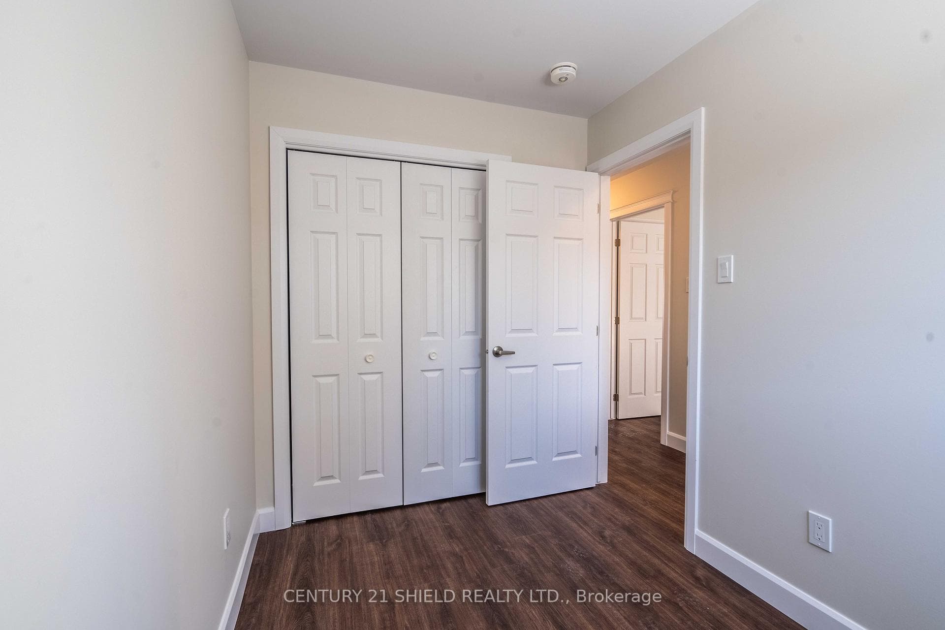 301 Kooiman Avenue photo 12