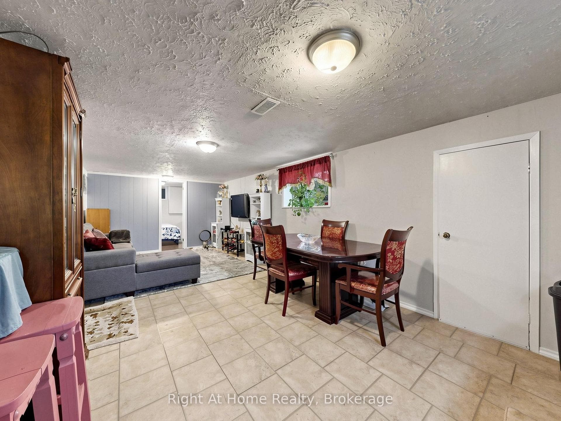 536 Barbara Street photo 33