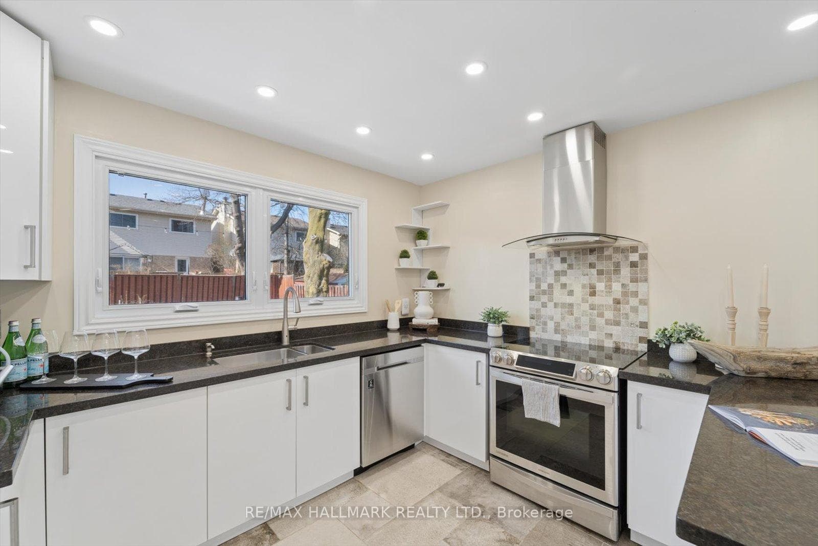 1156 Gloucester Square photo 10