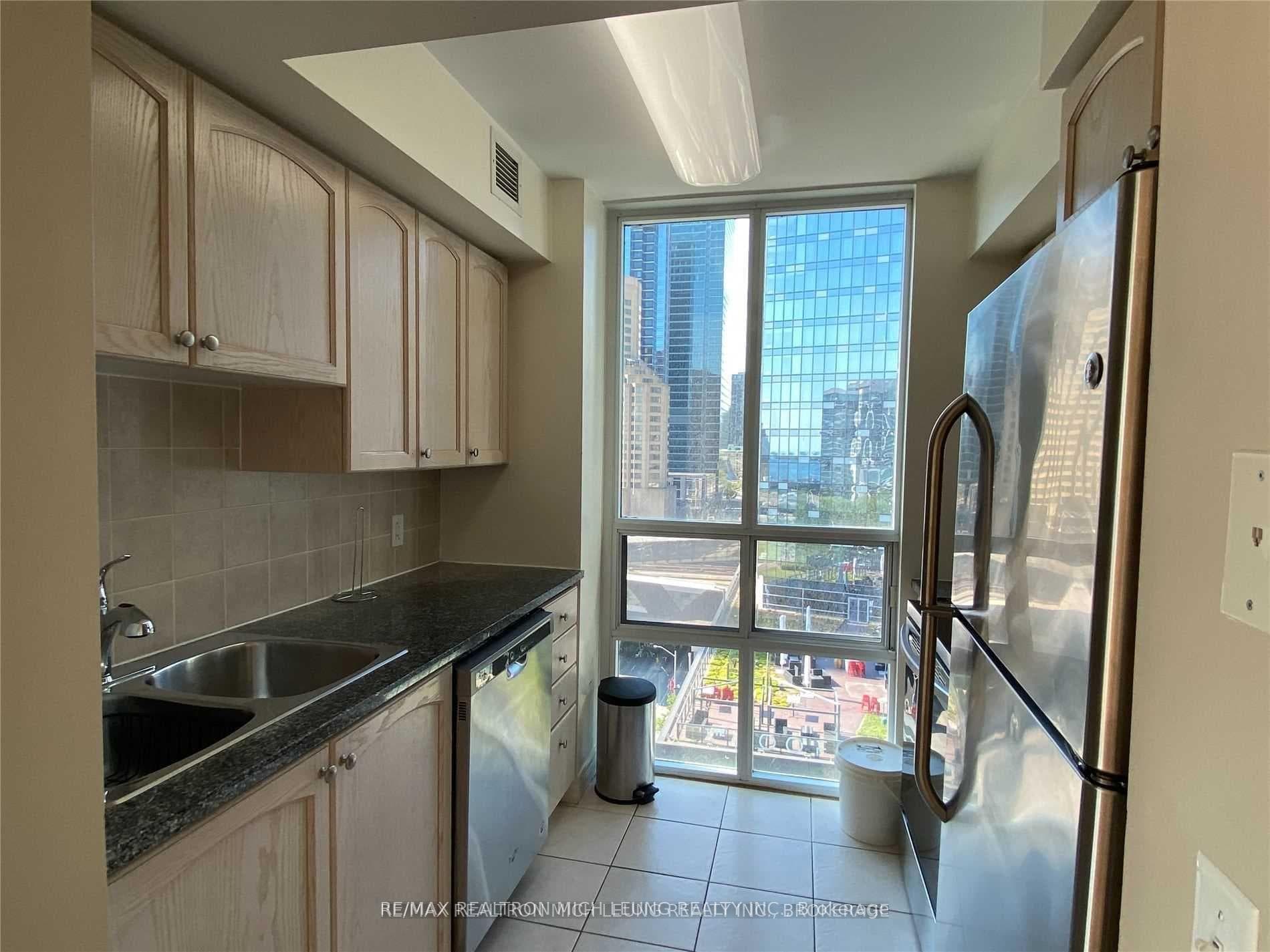 51 Lower Simcoe Street Unit 1618 photo 8