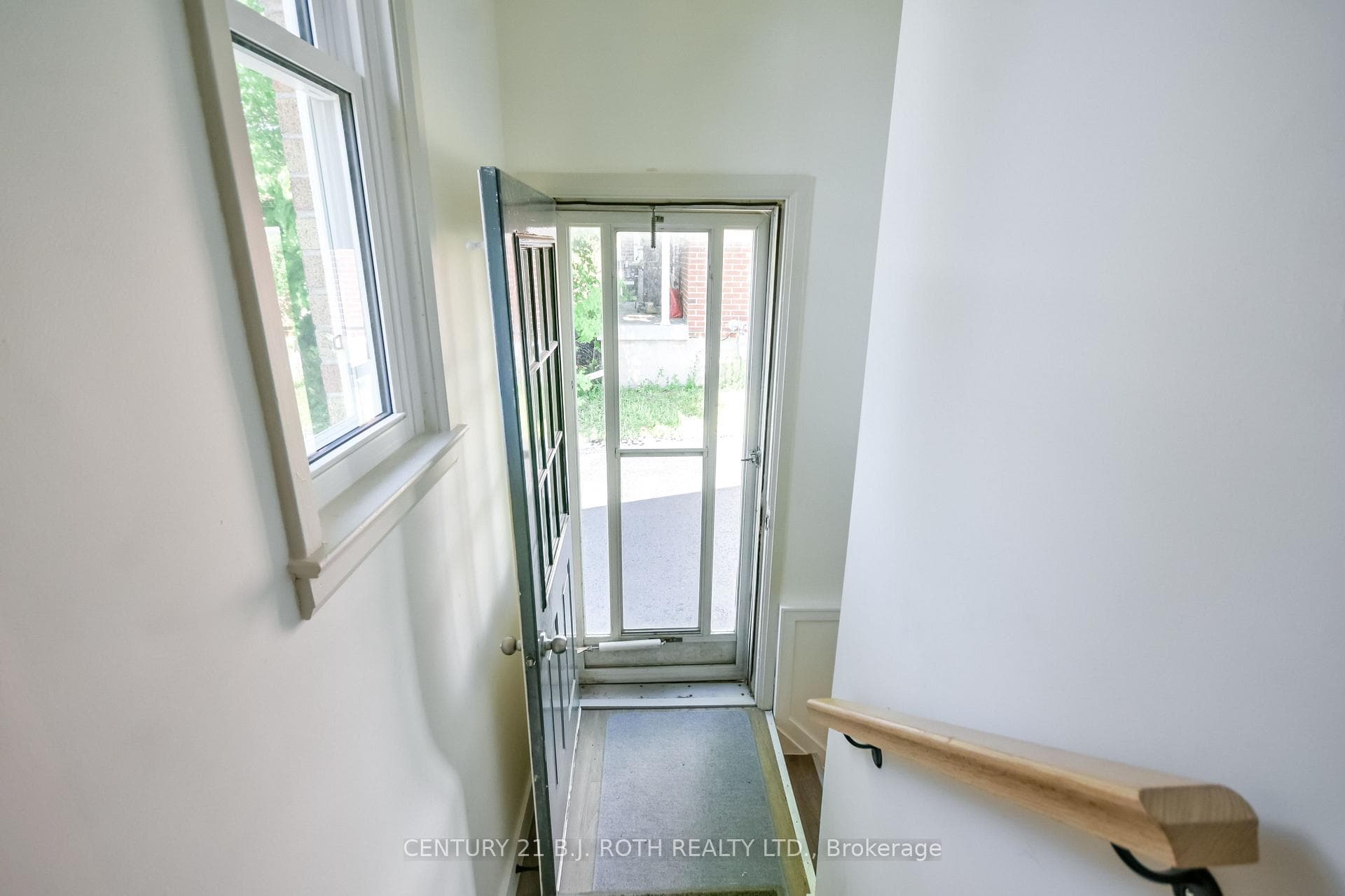 223 Wellington Street photo 26