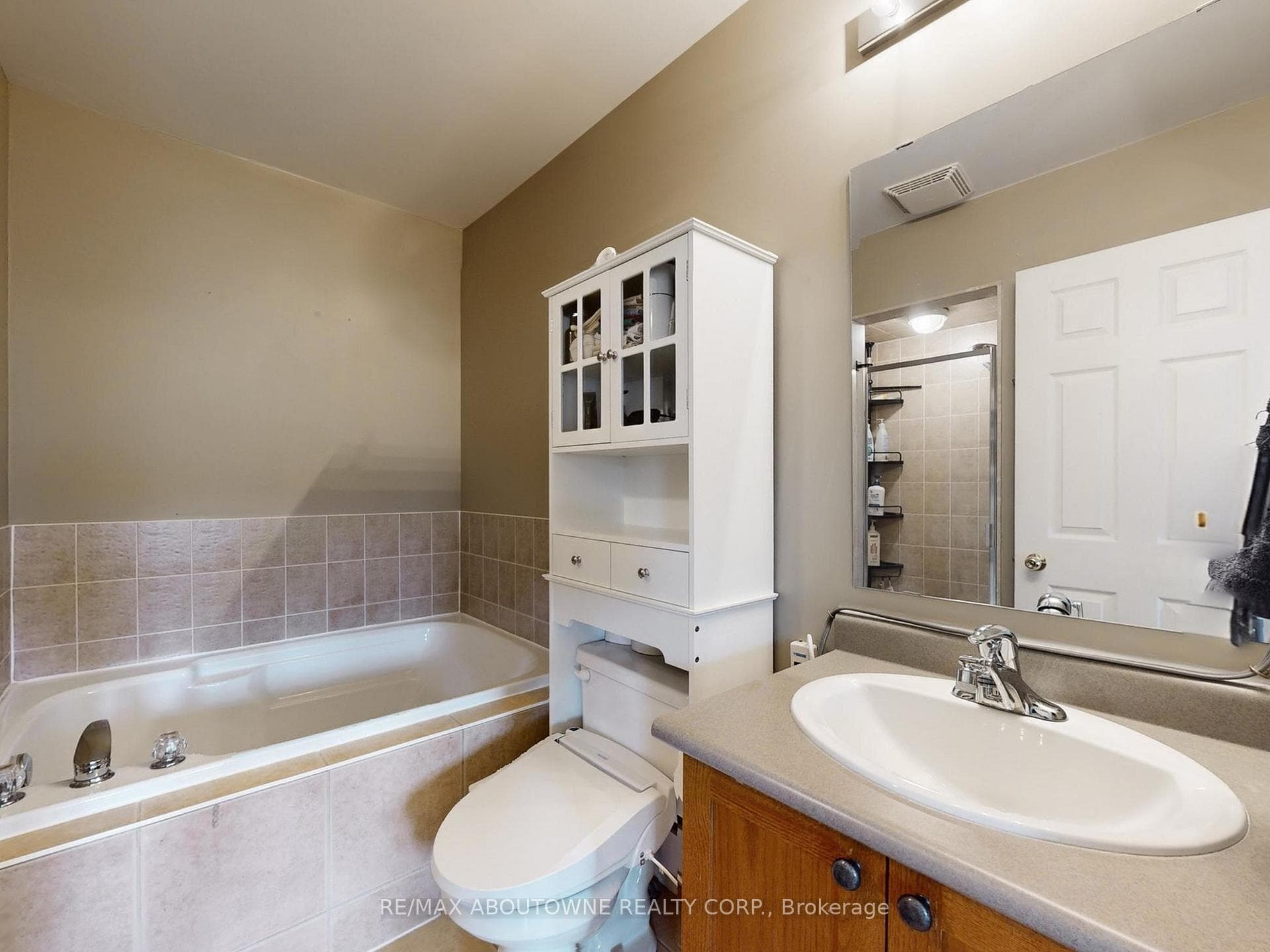 4pc ensuite bath in primary bedroom