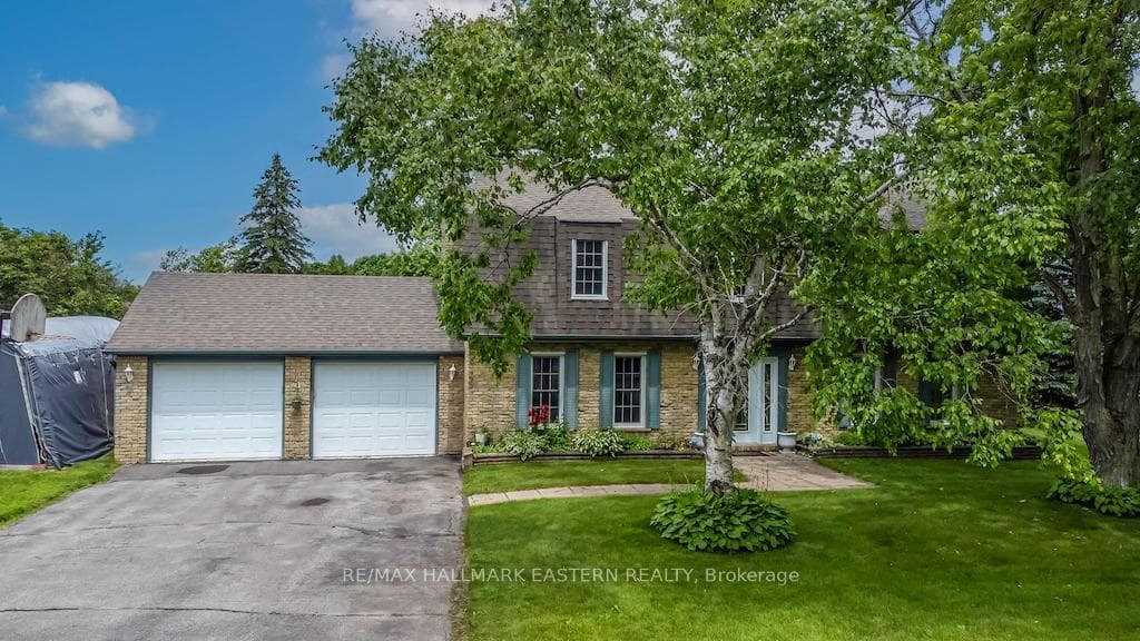 902 Crough Crescent photo 36