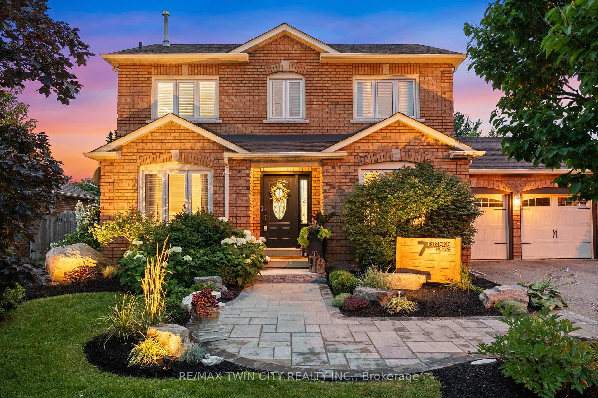 7 Simone Place photo 1