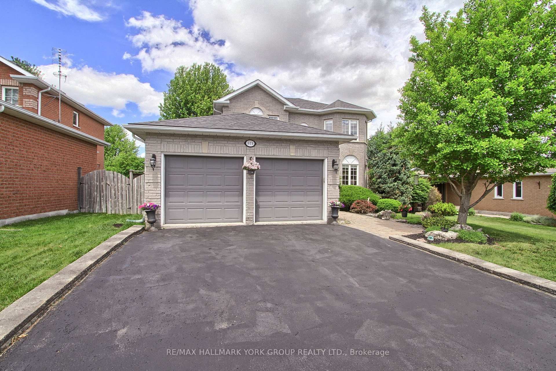 571 Goodyear Crescent photo 2