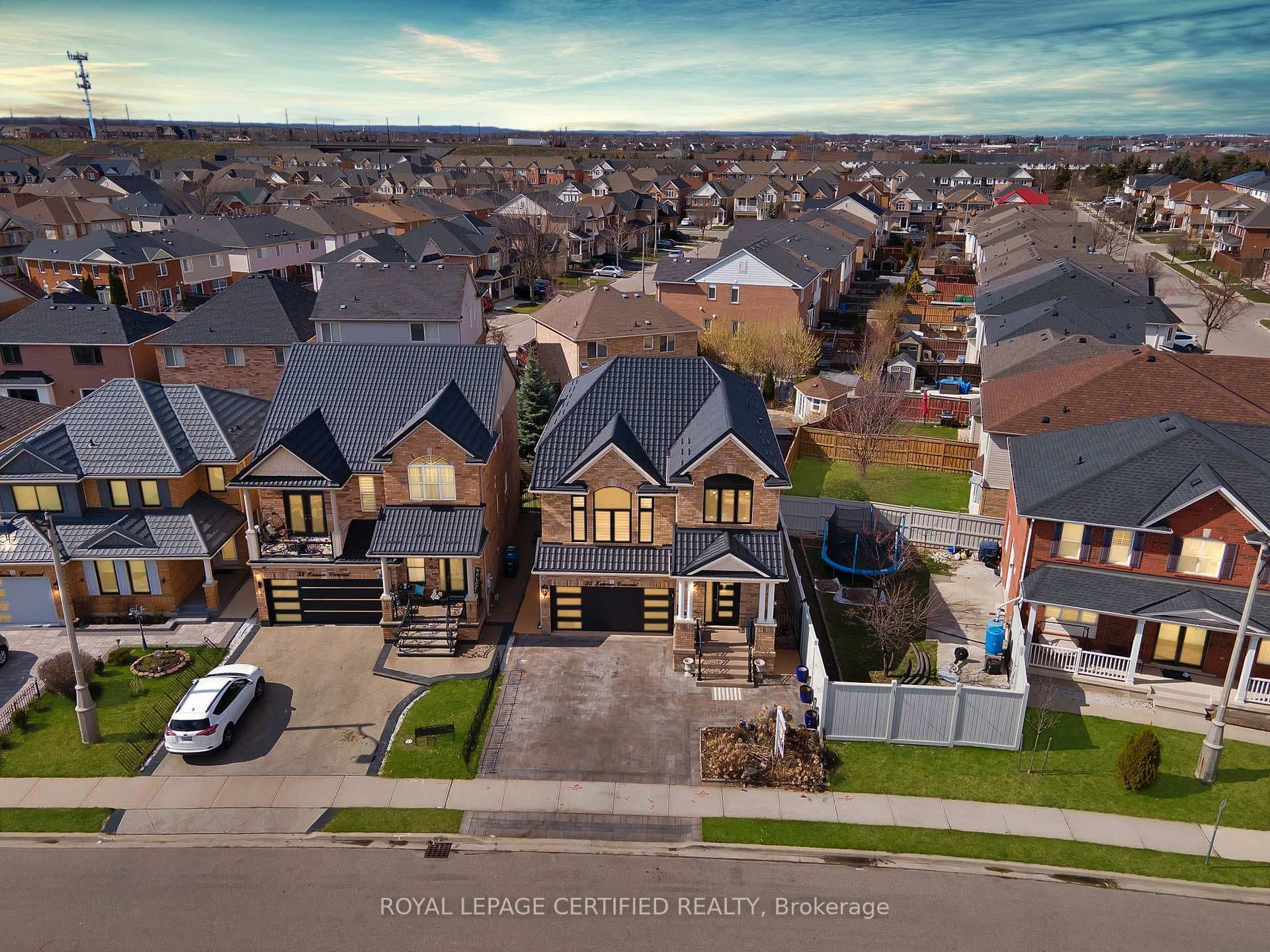 35 TAWNIE Crescent photo 2