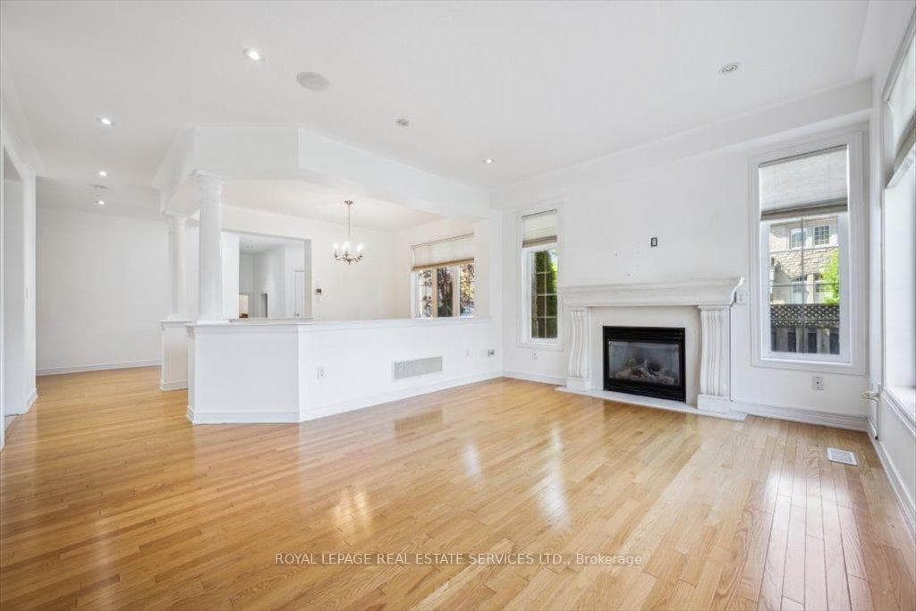 Living Room w/Hardwood Flooring and Gas Fireplace