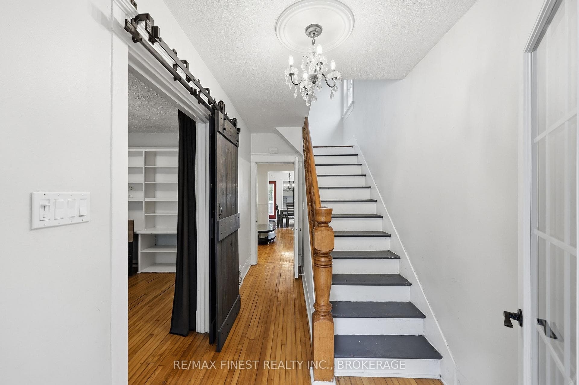 463 Victoria Street photo 5