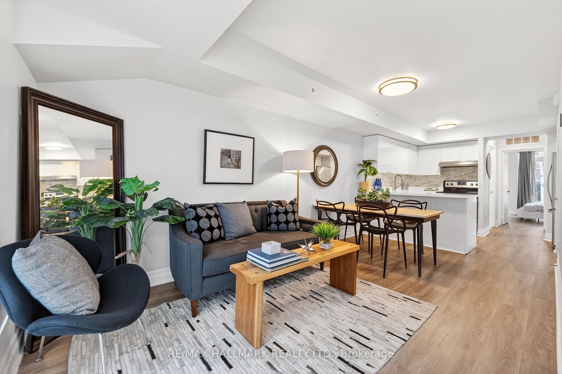 Stylish, airy and modern living/dining to kitchen