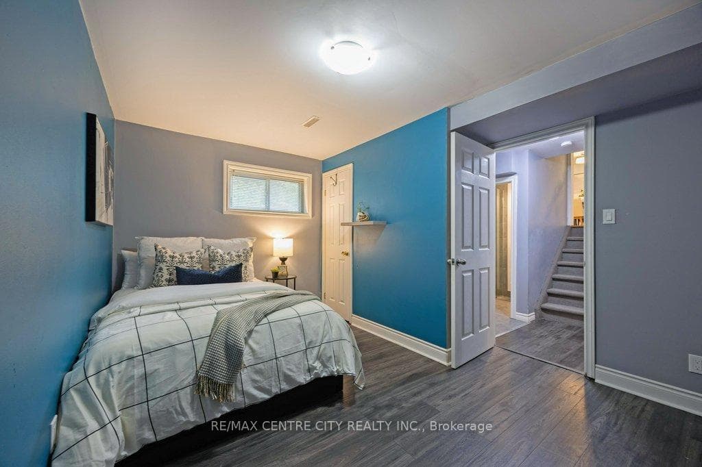 718 Dunboyne Crescent photo 20