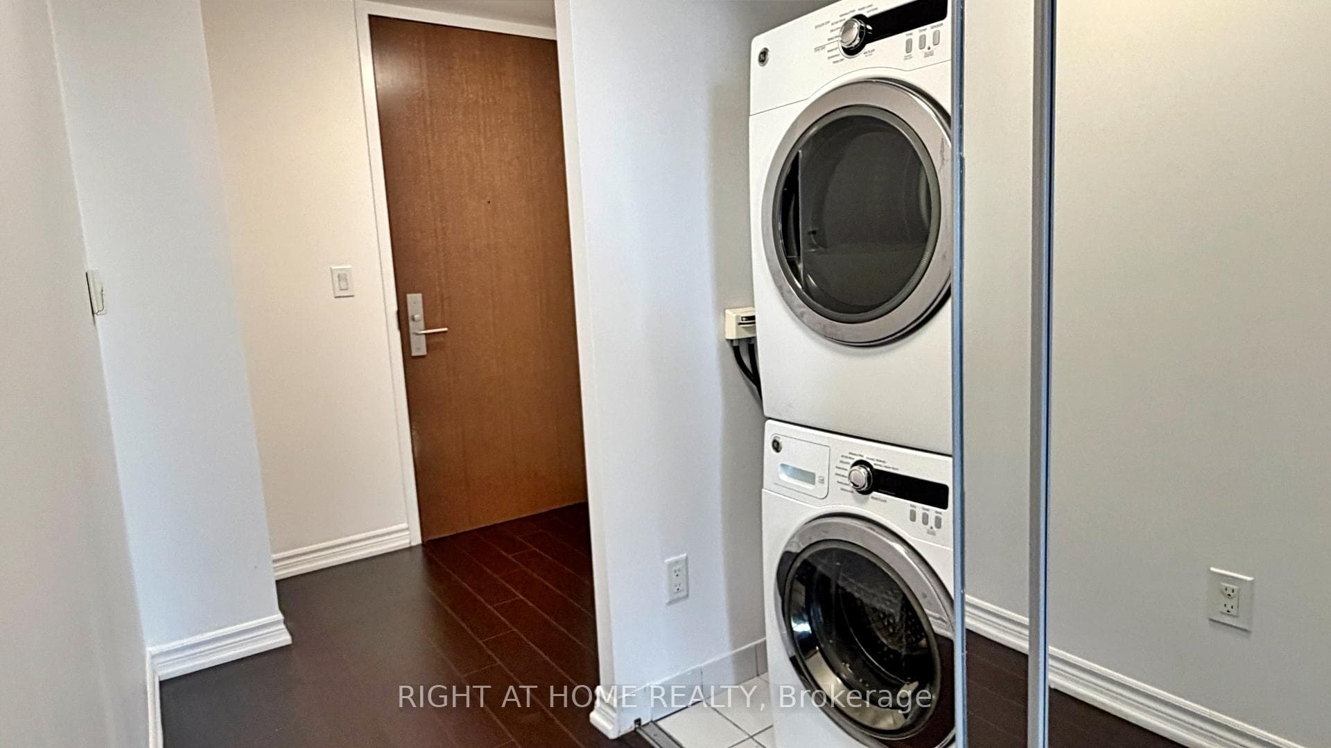 386 Yonge Street Unit 4207 photo 7