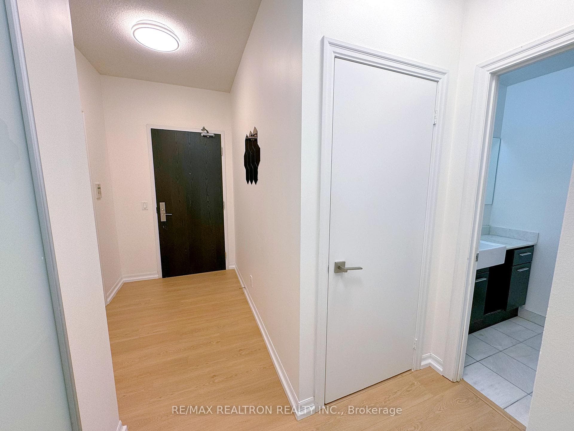 770 BAY Street Unit Ph406 photo 3
