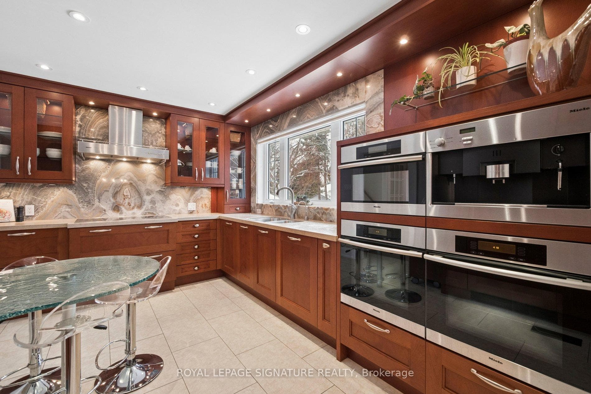 349 Jaybell Grove photo 10