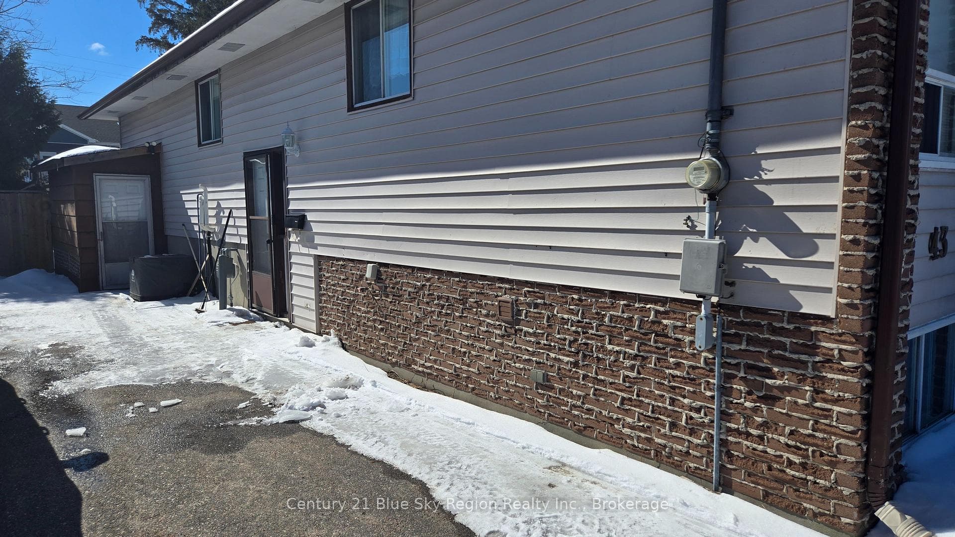 43 Charlton Crescent photo 2