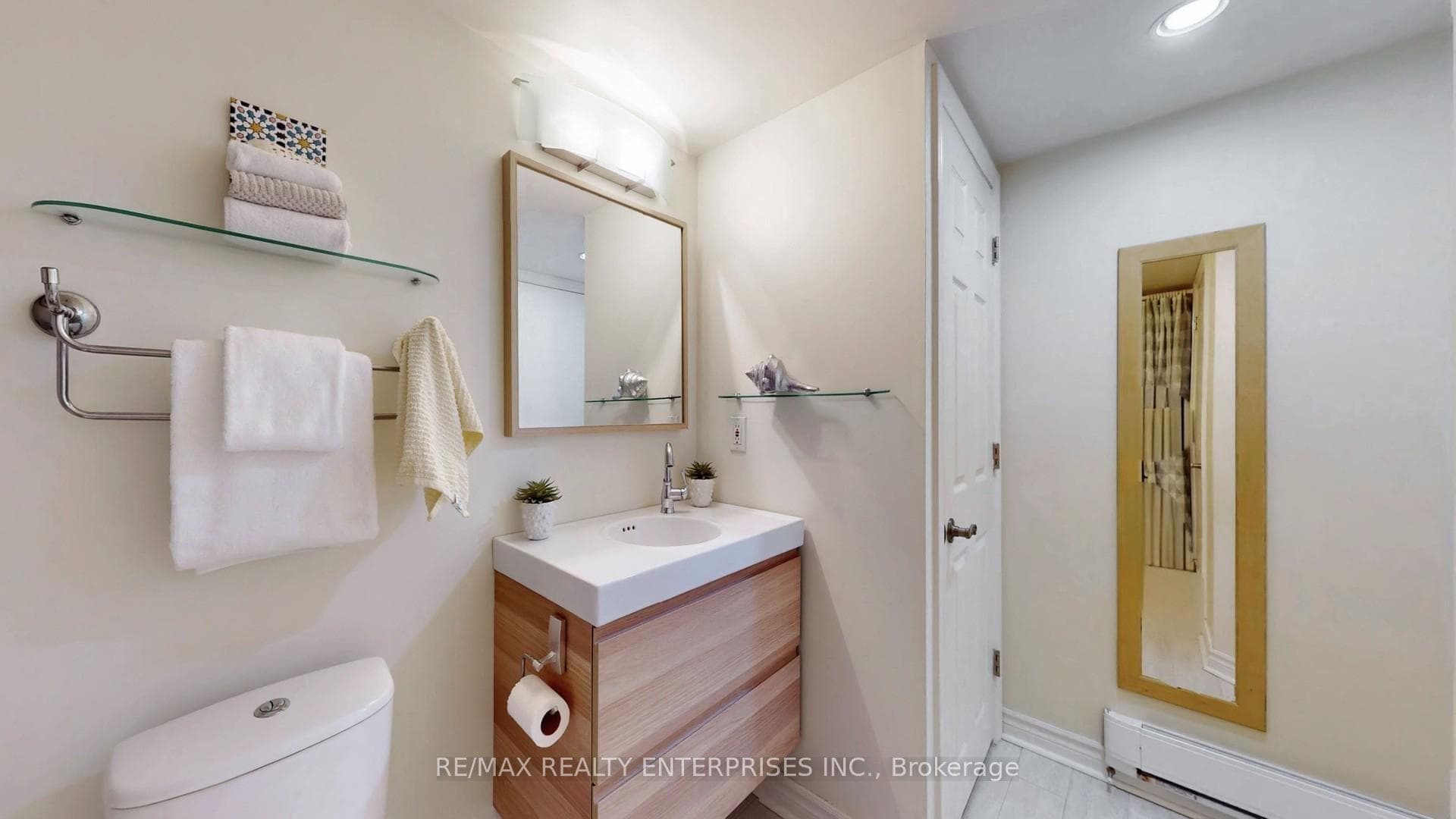 Semi-Ensuite