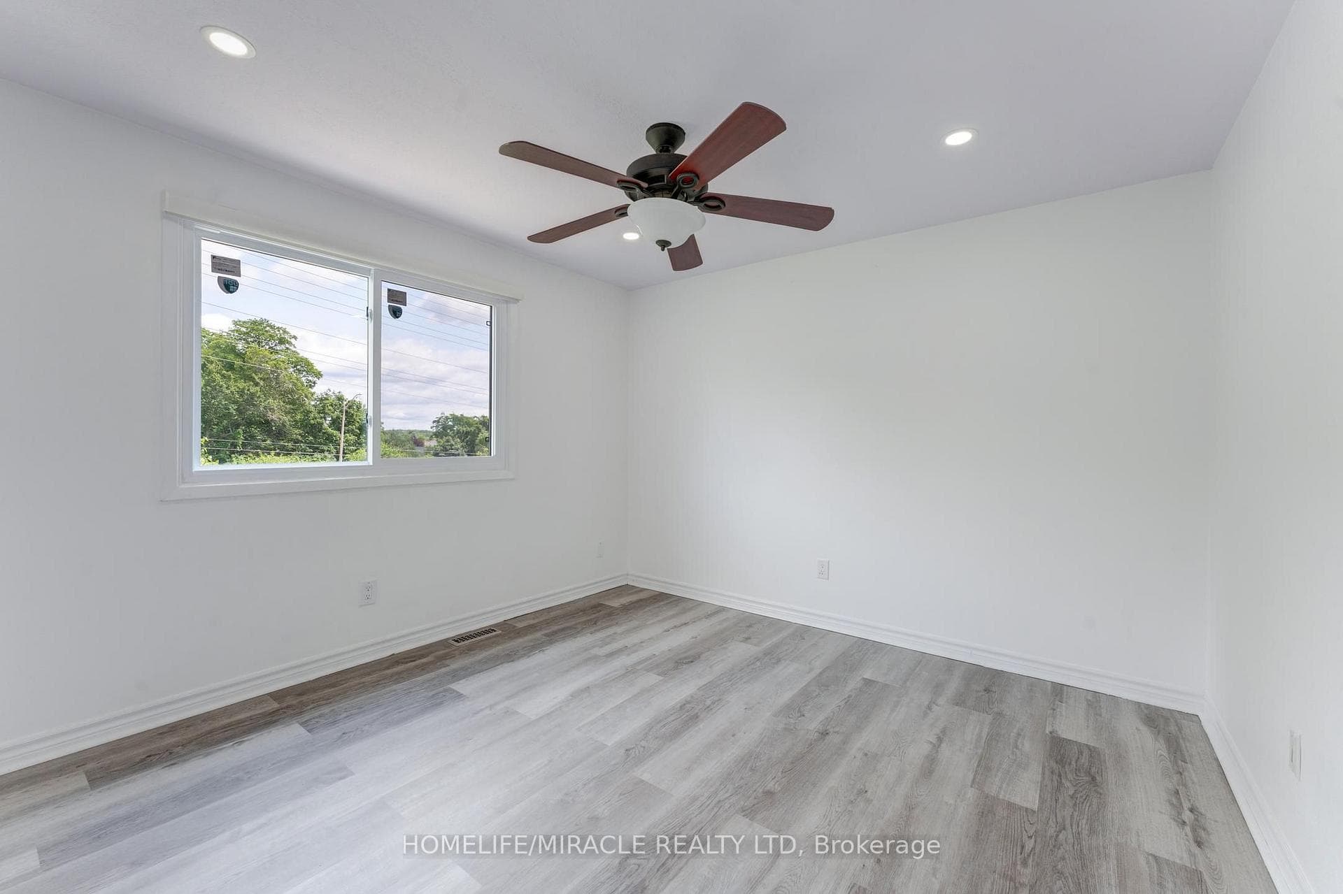 76 Frobisher Court photo 19