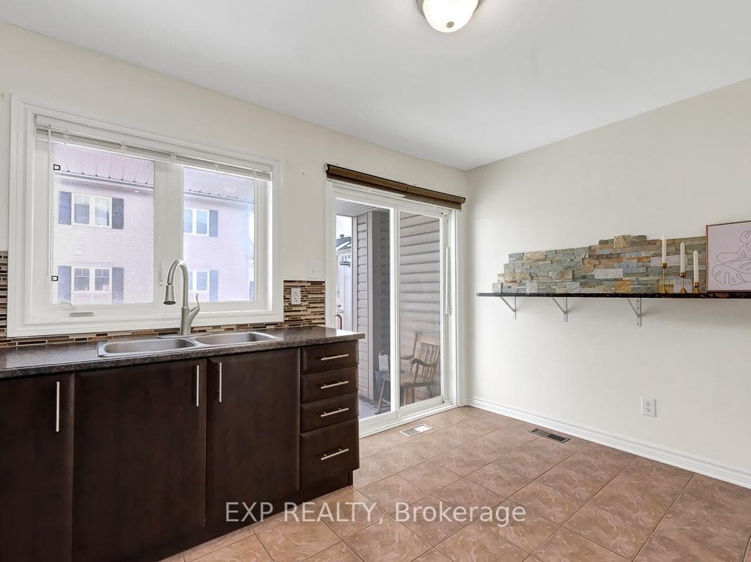 2003 MADRID Avenue photo 19