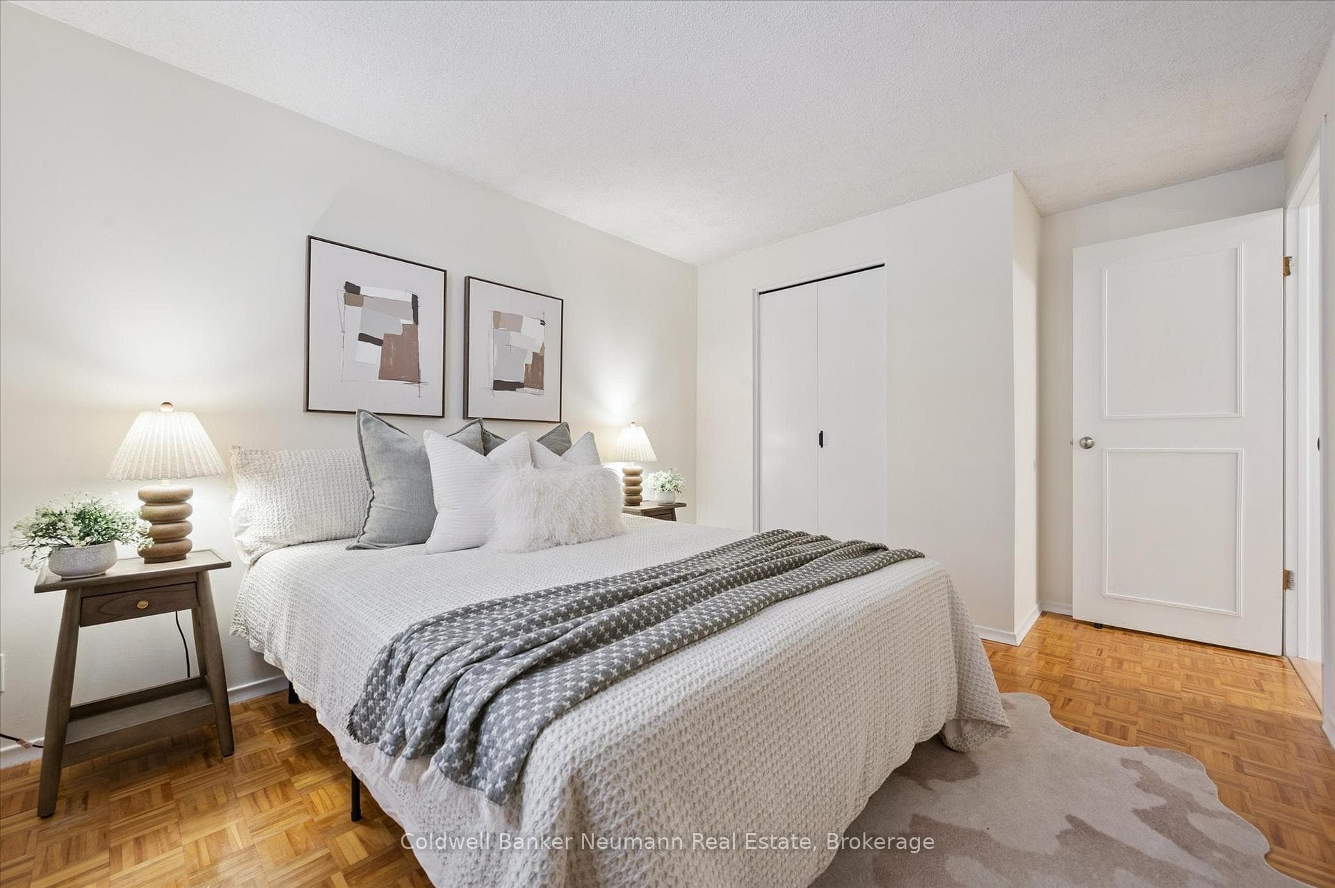 150 Applewood Crescent photo 16