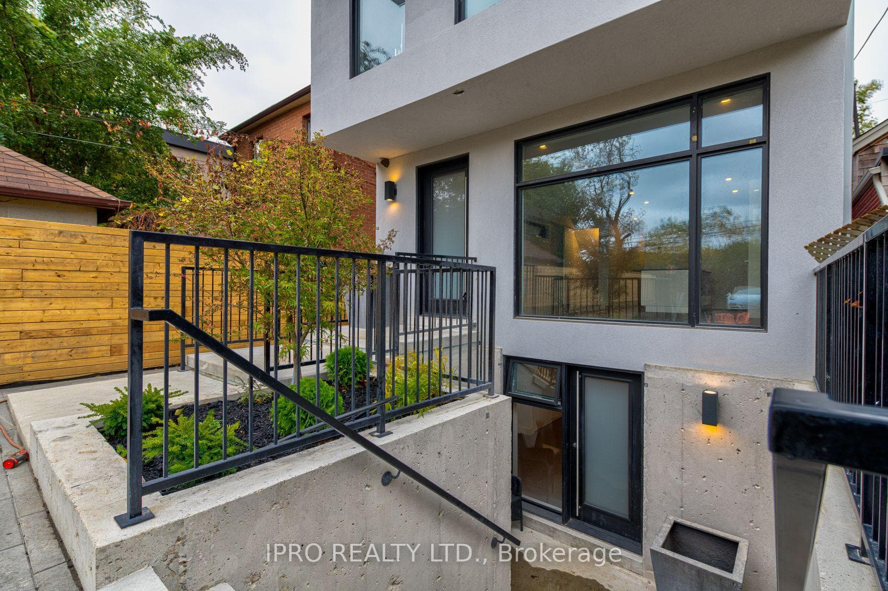 531 Arlington Avenue Unit Lower photo 2