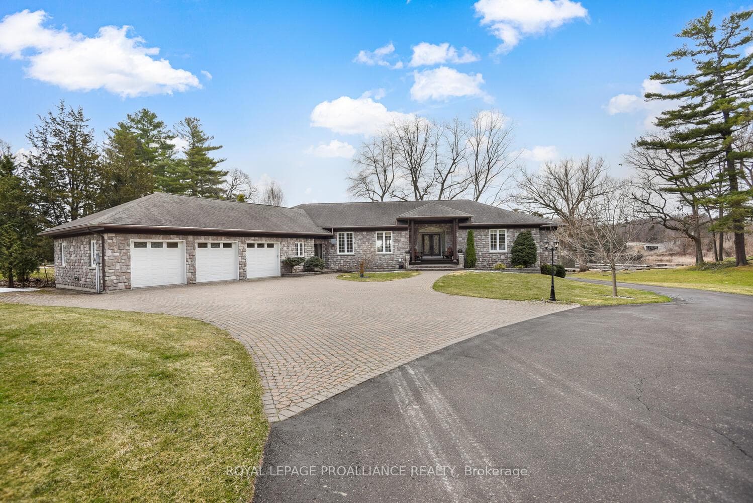 3 car garage with additional drive for motor home