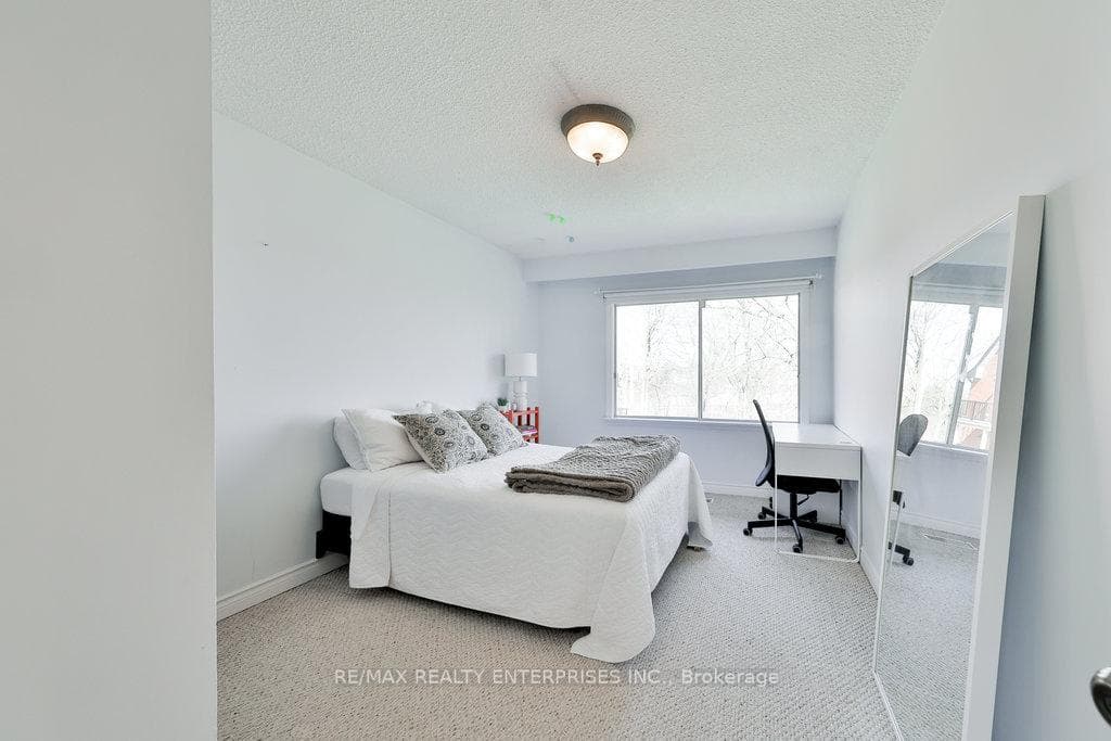 1570 Steveles Crescent photo 20