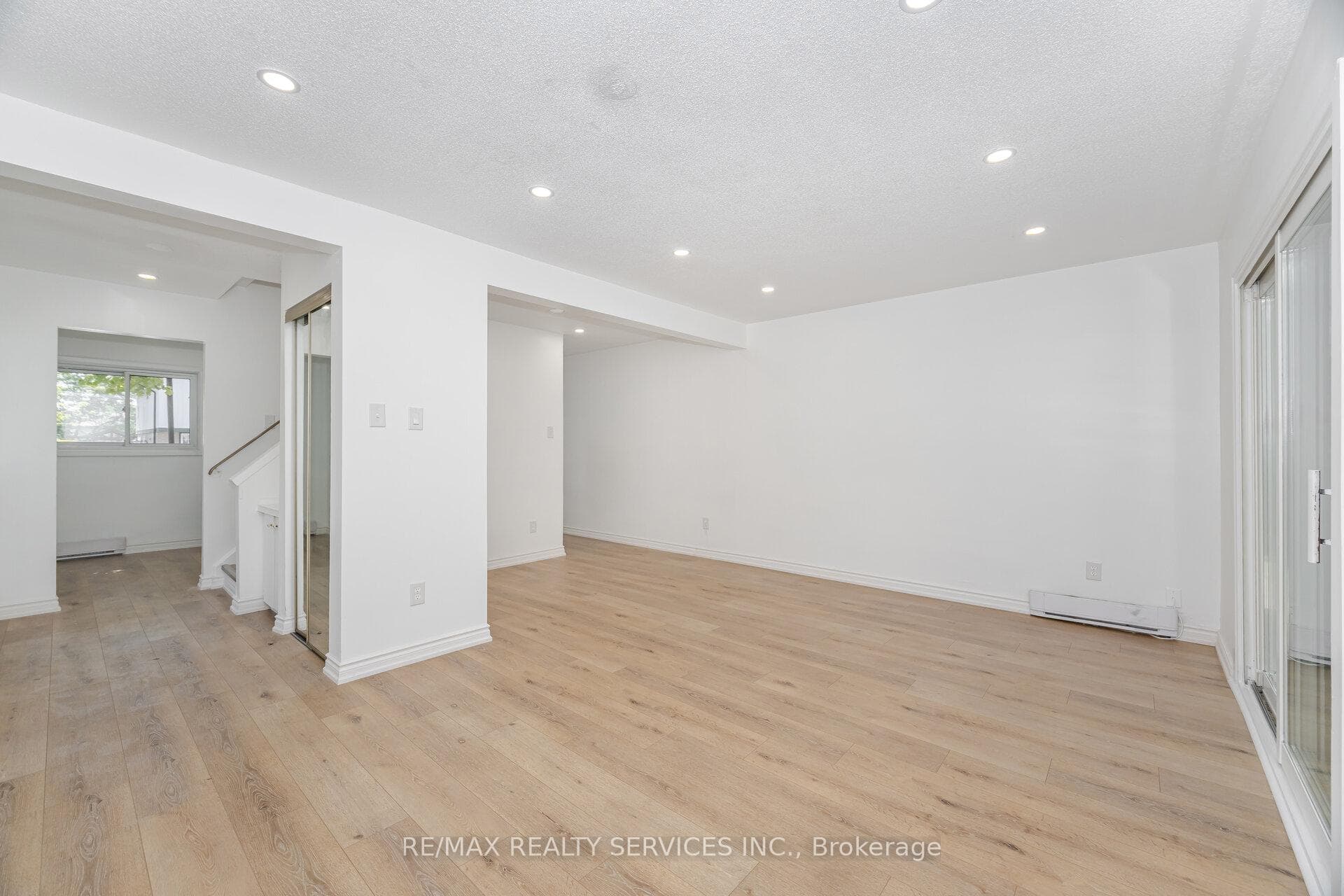 20 Greenhills Square photo 18