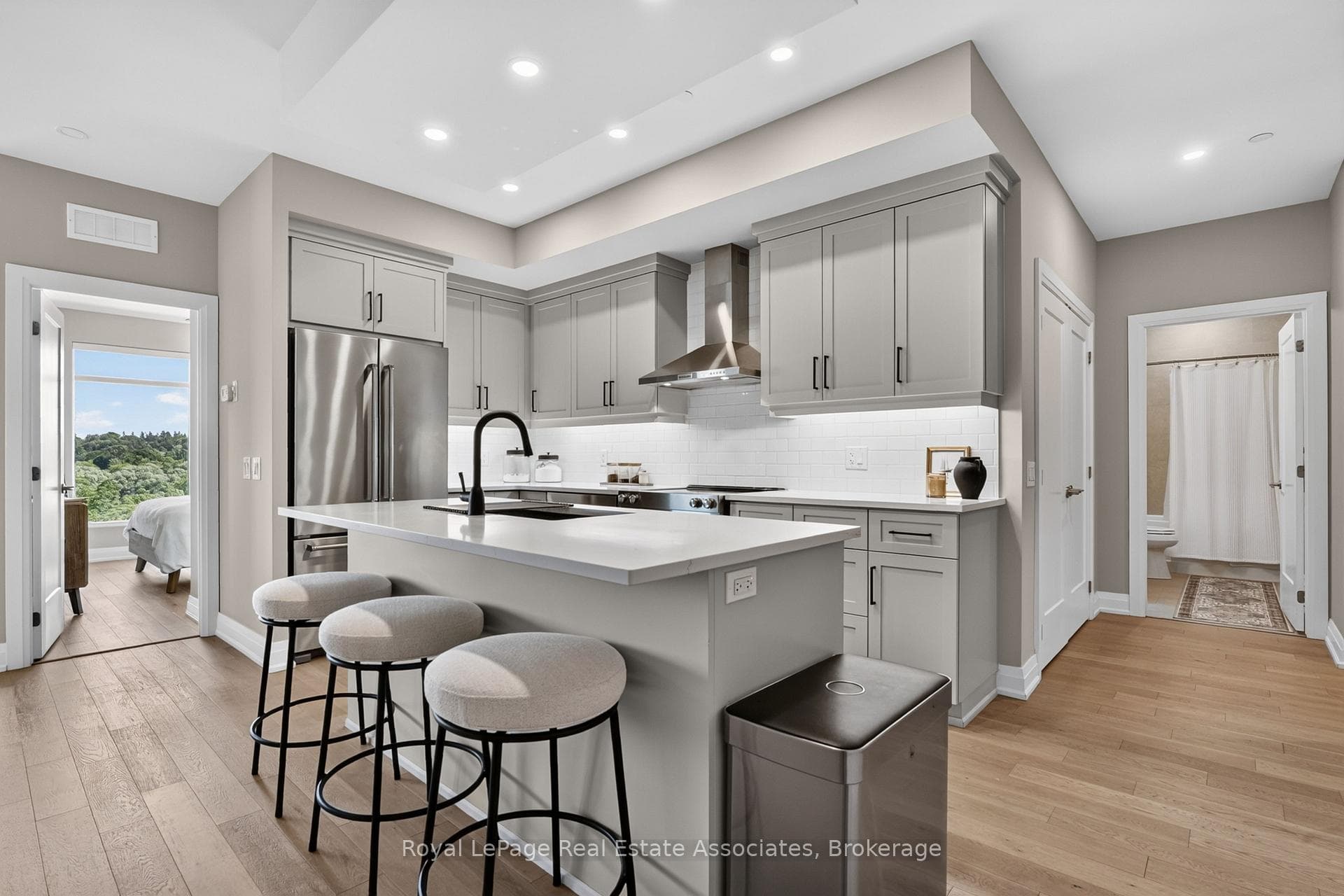 71 Wyndham Street Unit 612 photo 4