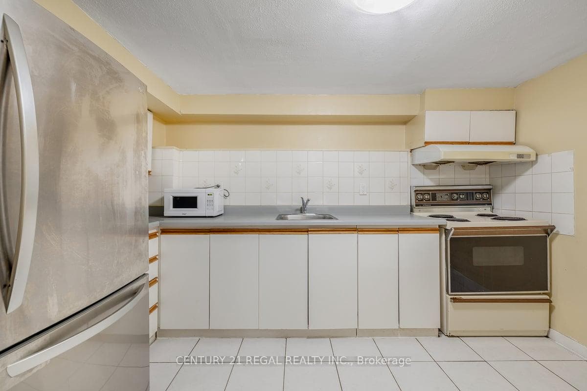 105 Lord Roberts Drive photo 27