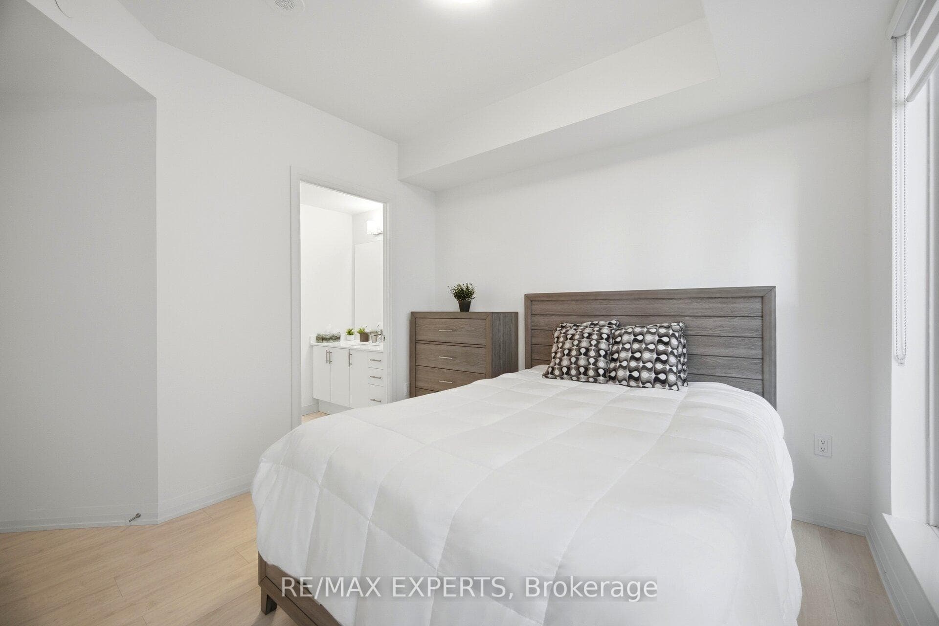 9000 Jane Street Unit 221 photo 13