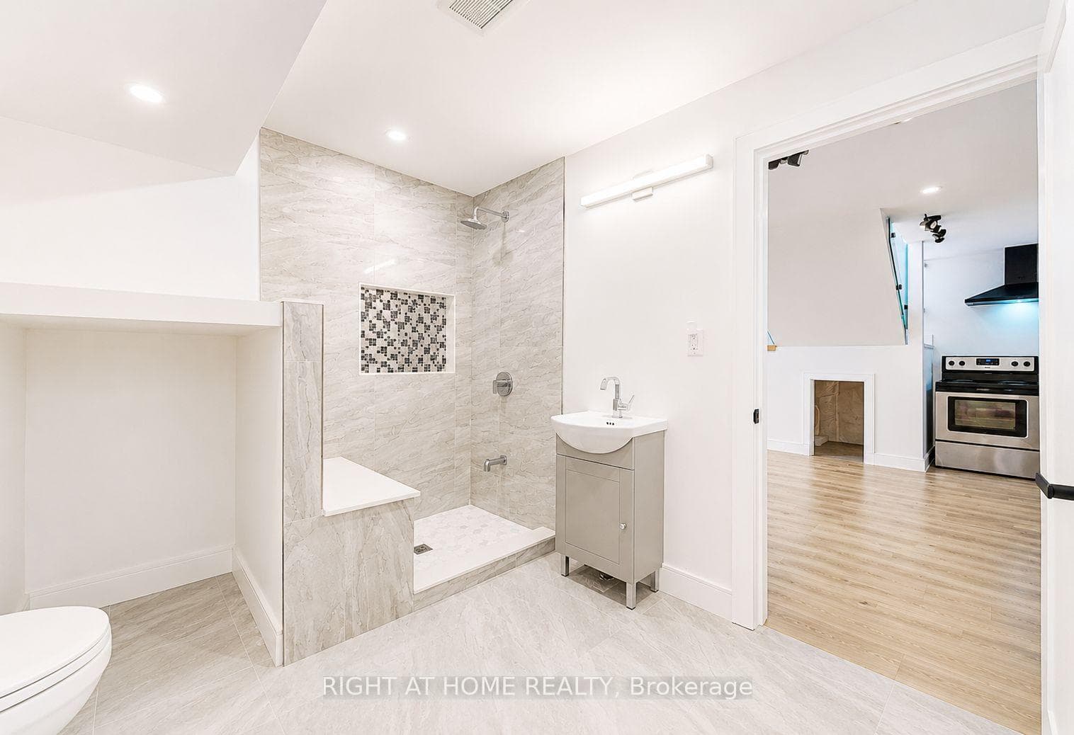 215 Bayview Avenue photo 27