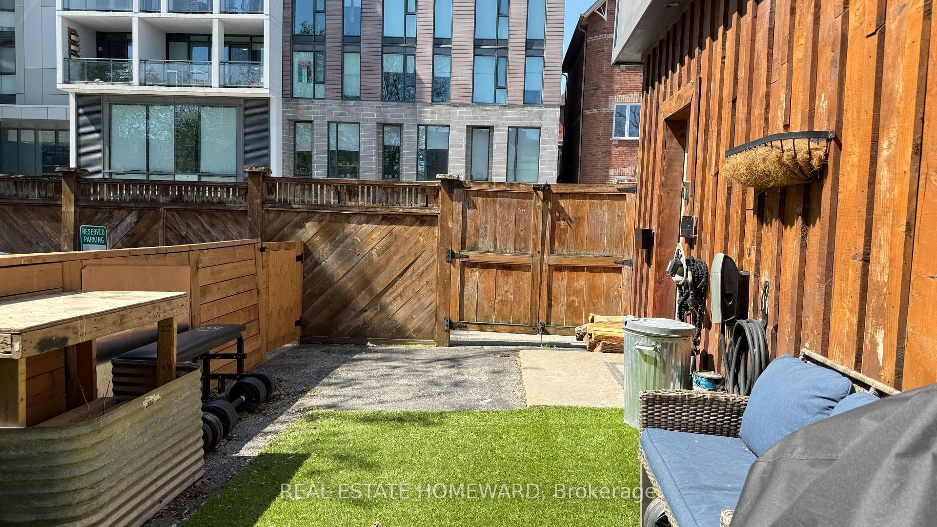 Fenced in Area perfect for dogs