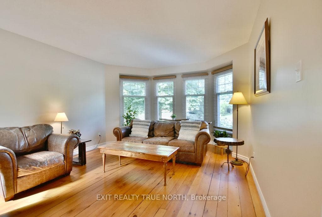 1889 Applewood Avenue photo 3