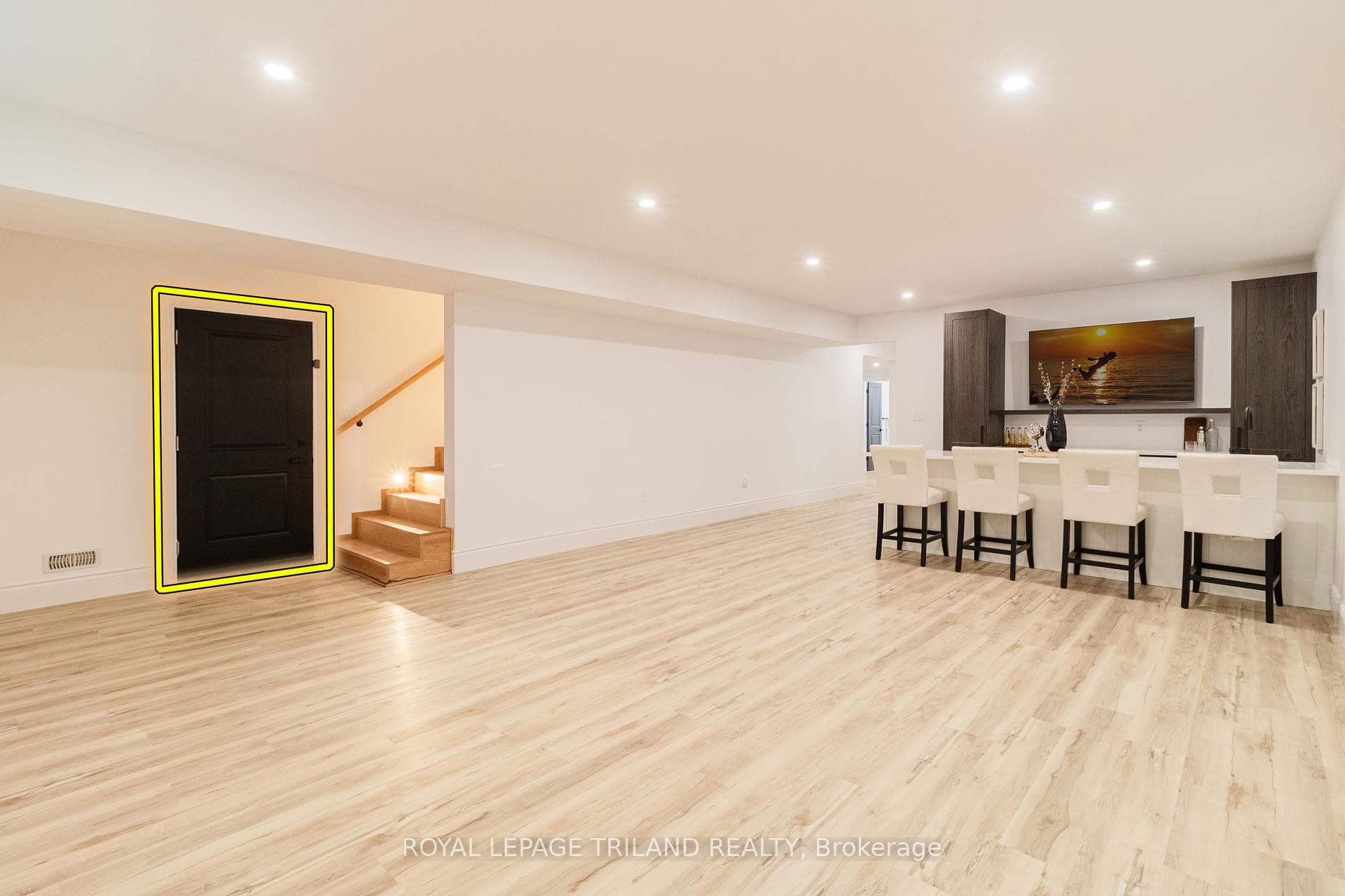 9ft Lower level & separate entrance (highlighted)