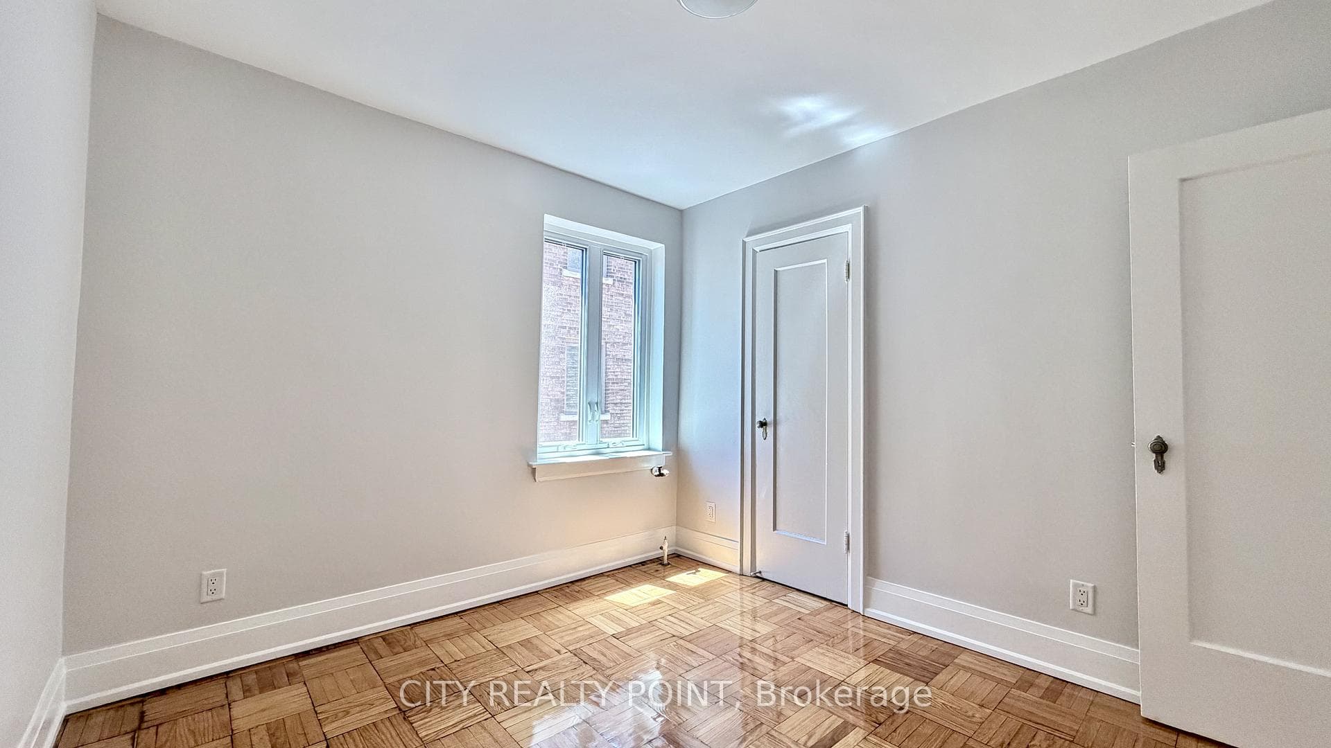 398 Avenue Road Unit 521 photo 9
