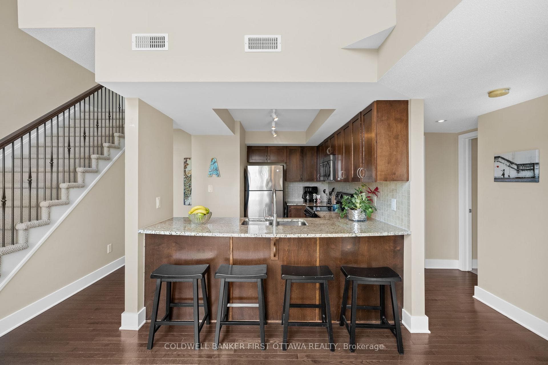 75C COLONNADE Road photo 8