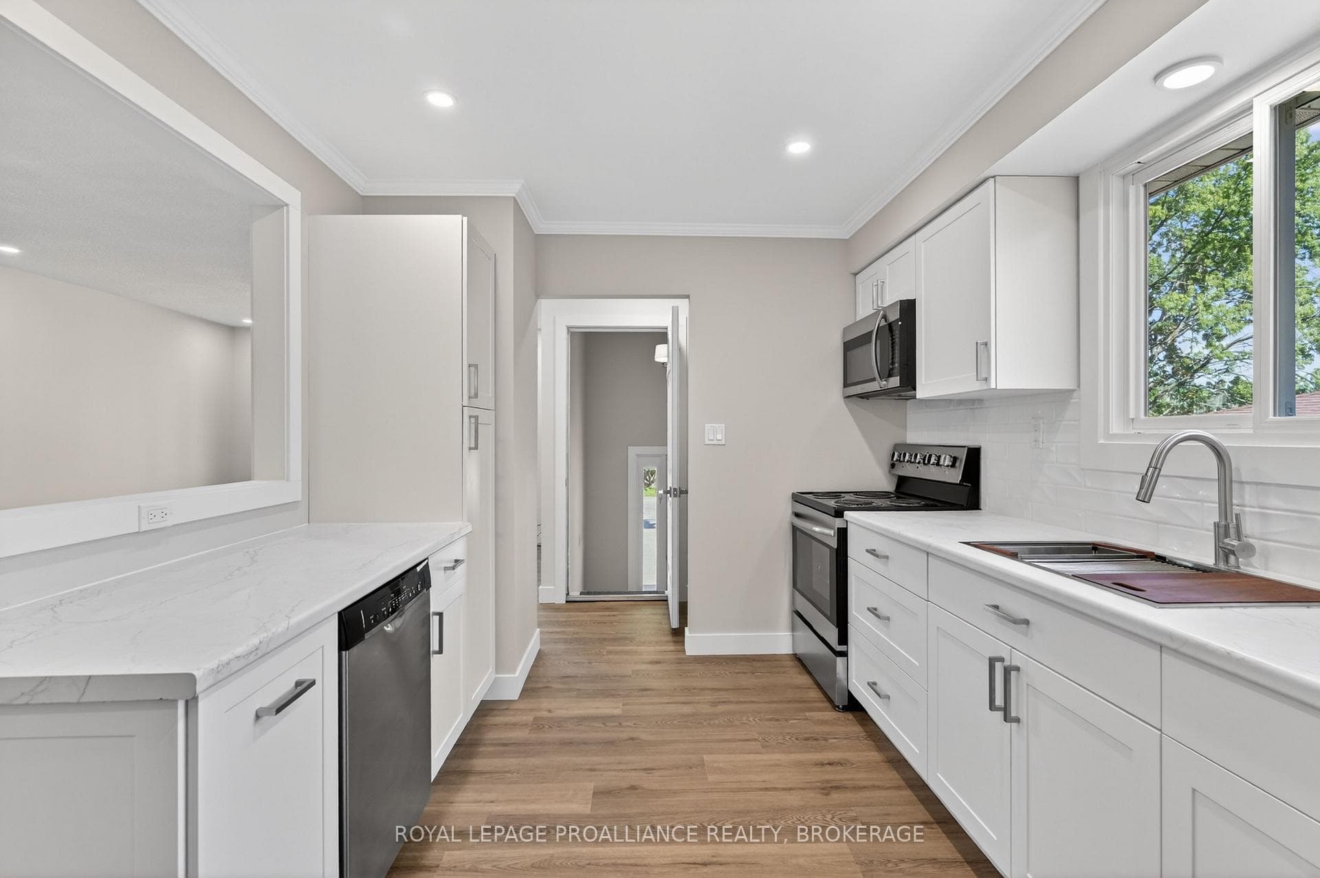 1088 Pinewood Place photo 8