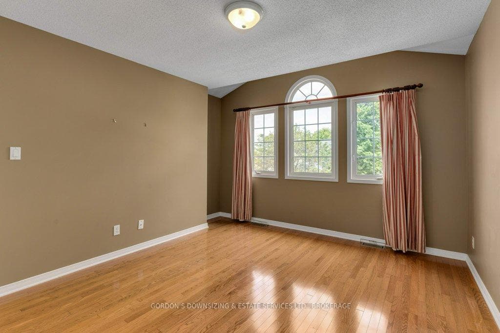 977 Rainbow Crescent photo 21