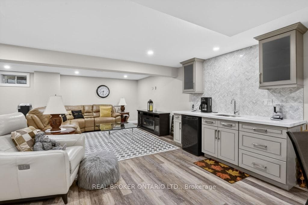 110 Greentrail Drive photo 14