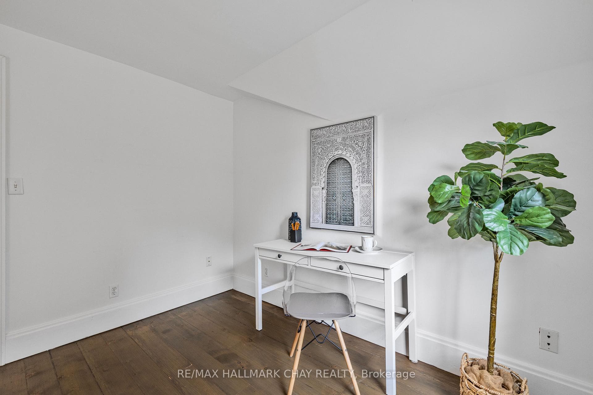 587 Lydia Street photo 23