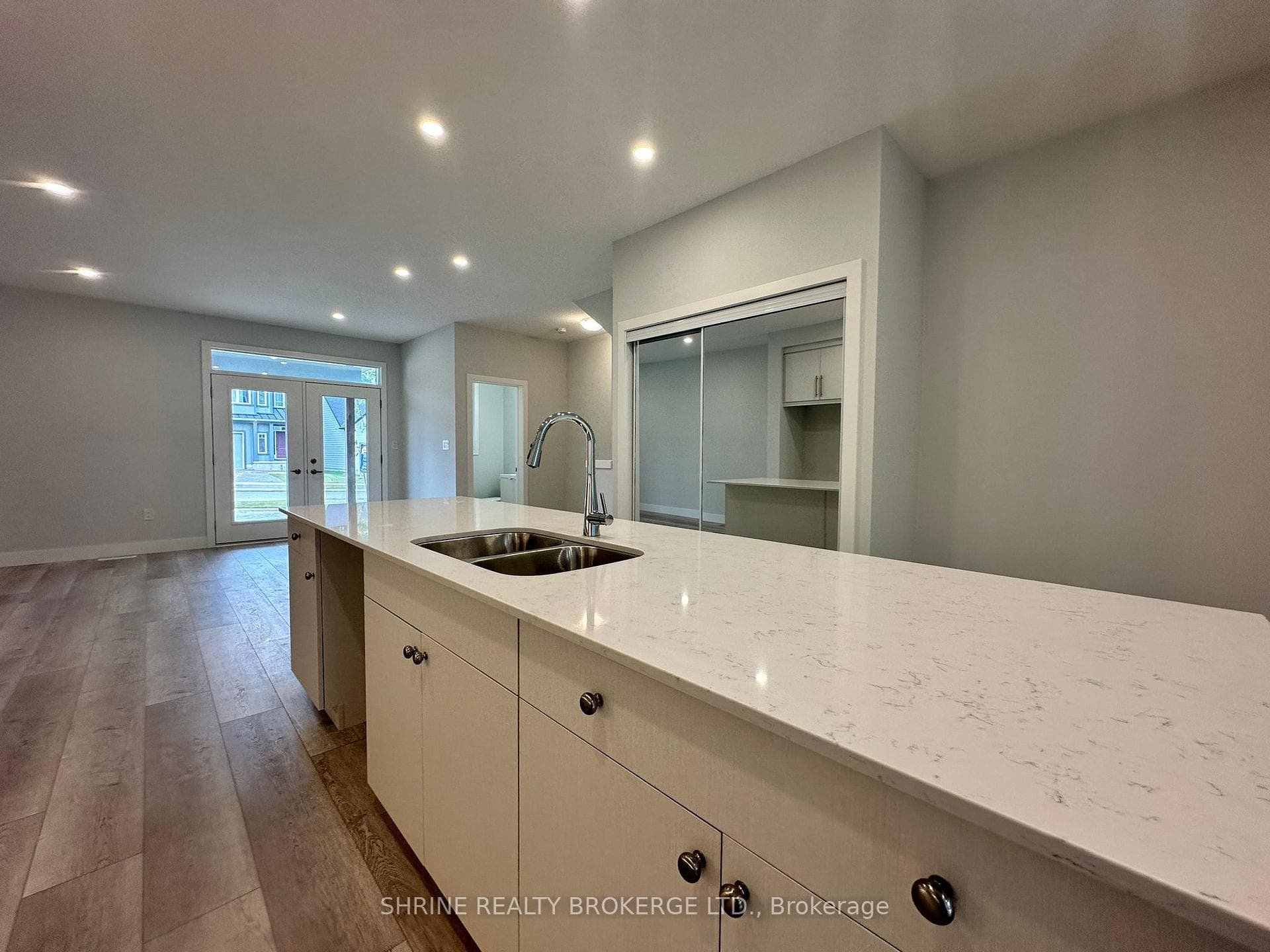 990 Deveron Crescent Unit 1 photo 7