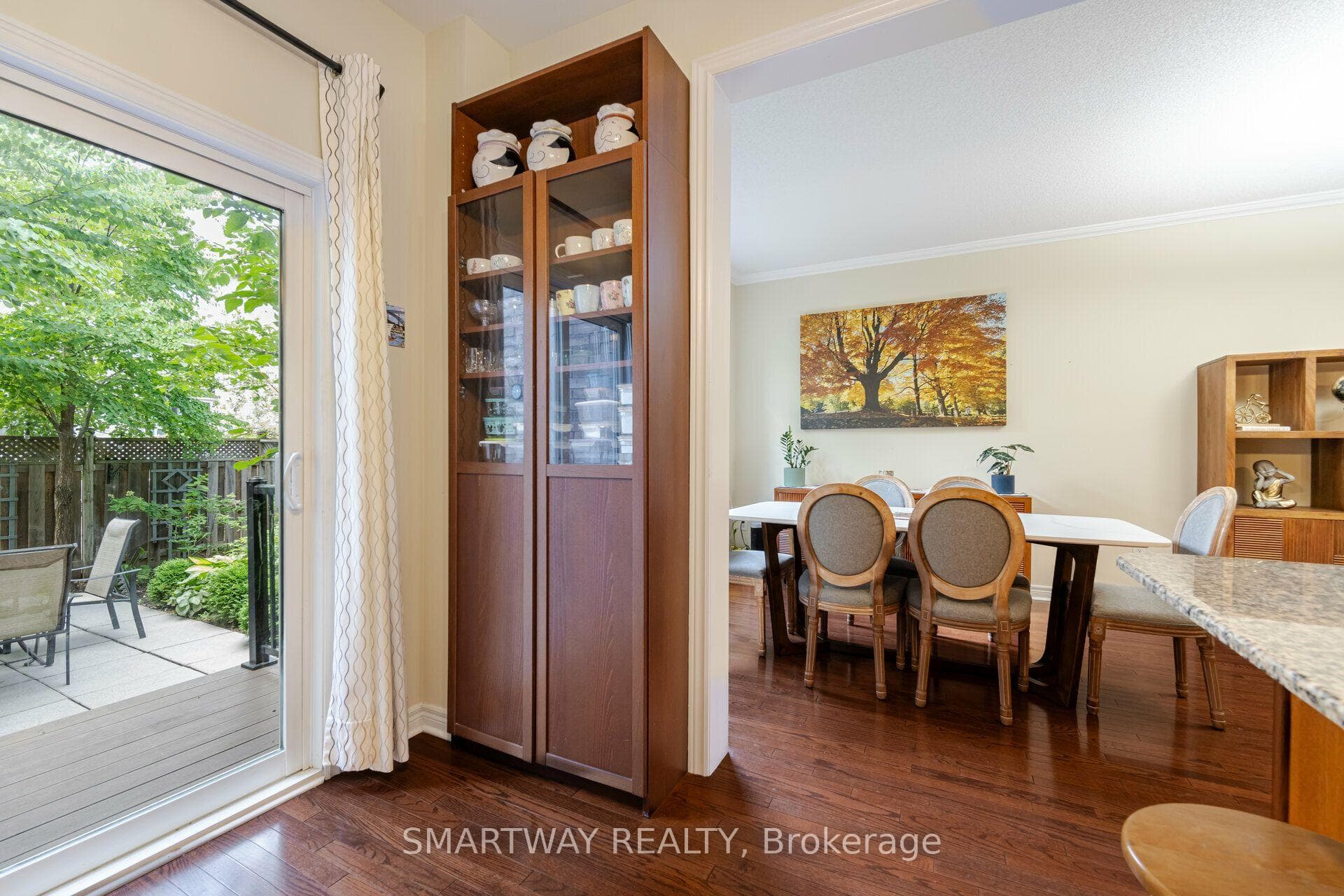 2437 Montagne Avenue photo 9