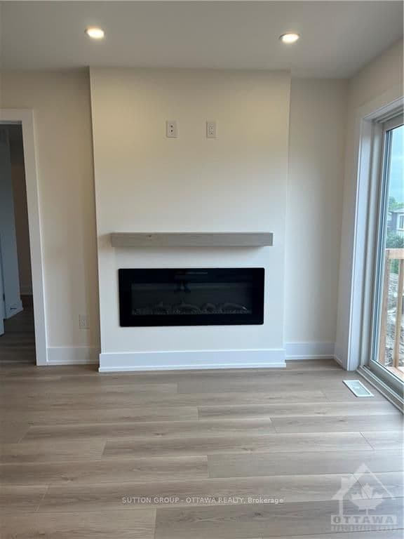 96 WHITCOMB Crescent photo 10